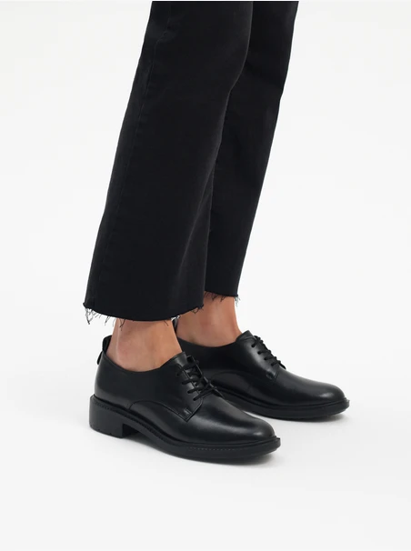 Schwarze Halbschuhe für Frauen mit leichtem Boden