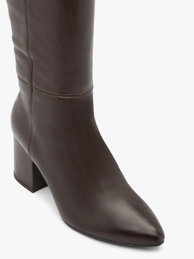 Braune Lederstiefel mit festem Absatz