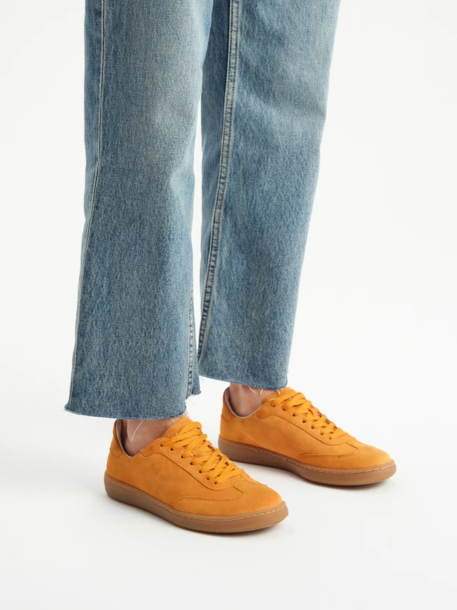 Orangefarbene Veloursleder-Sporthalbschuhe