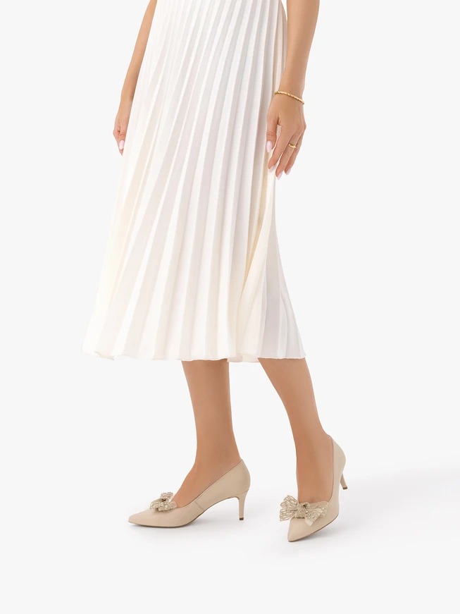 Beige pumps with detachable bow
