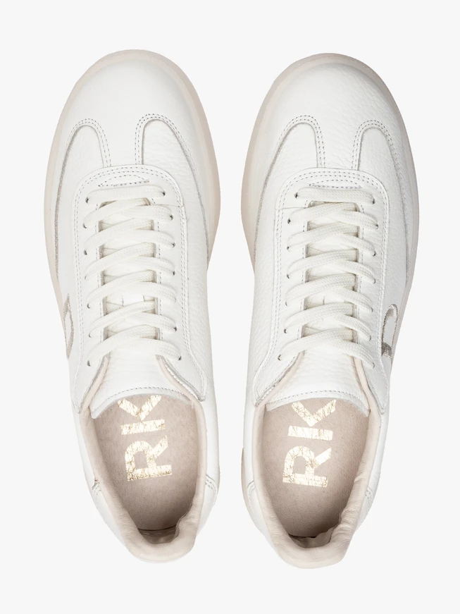 Weiße halbe Sportschuhe mit dekorativer Stickerei