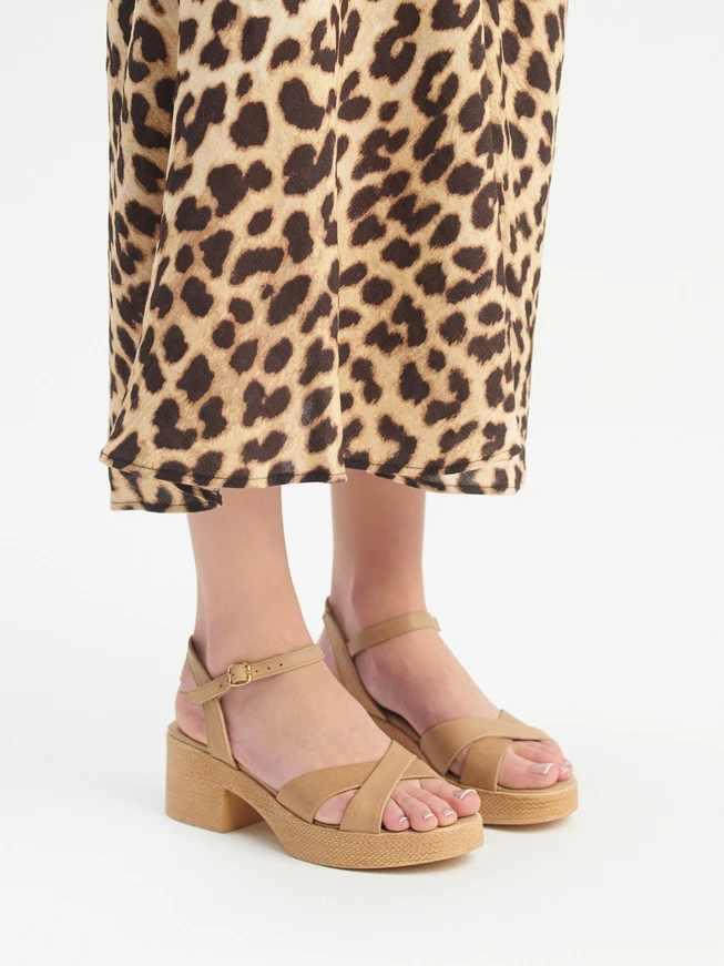 Beigefarbene Damen-Sandalen aus Vollnarbenleder