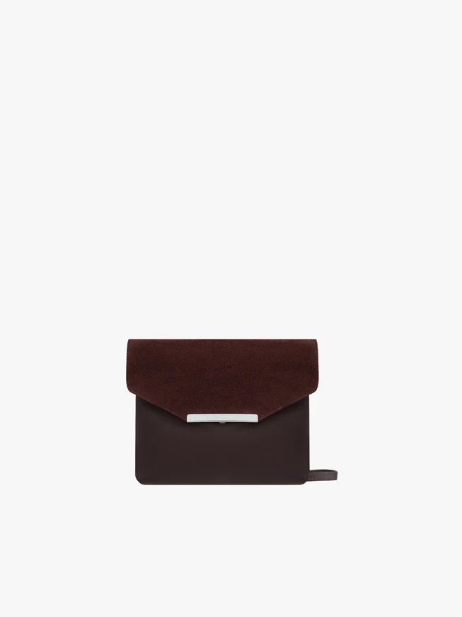 Kleine burgunderfarbene Clutch-Tasche an Kette