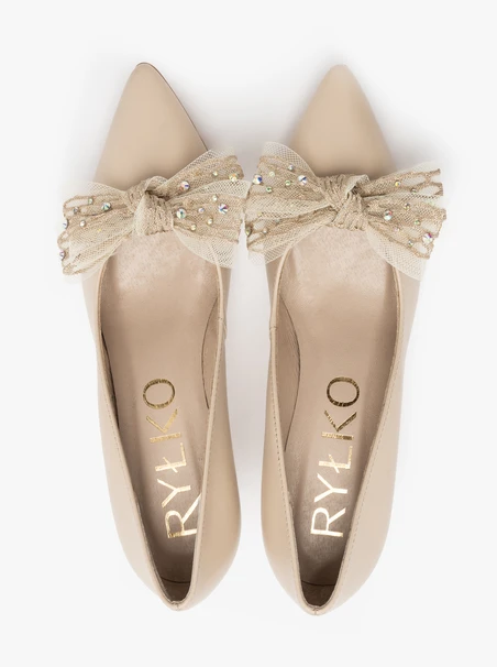 Beige pumps with detachable bow