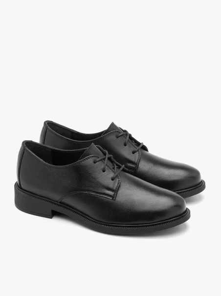 Klassische schwarze Halbschuhe