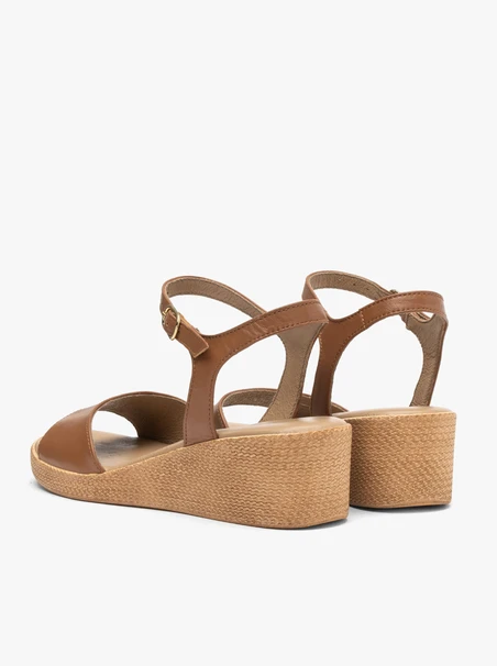 Hellbraune Damen-Sandalen mit niedrigen Absätzen