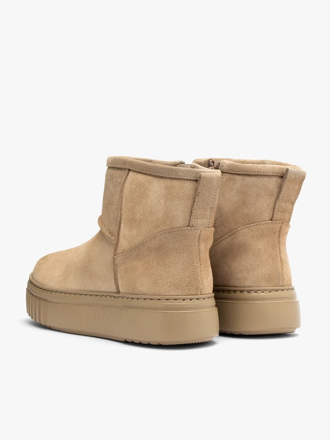 Light brown women’s snow boots