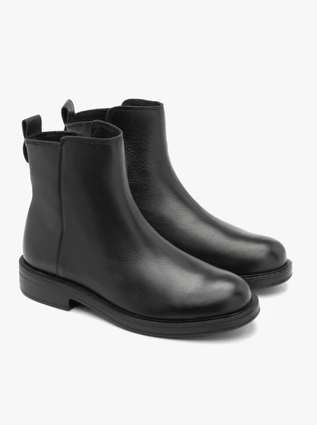 Schwarz genarbte Lederstiefel