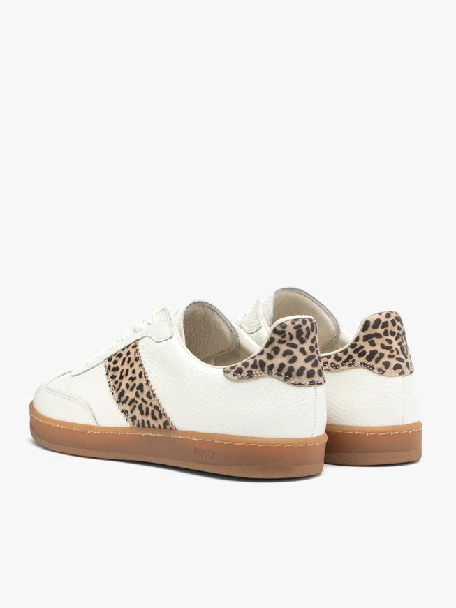 Cremefarbene Sporthalbschuhe mit Leoparden-Print-Elementen