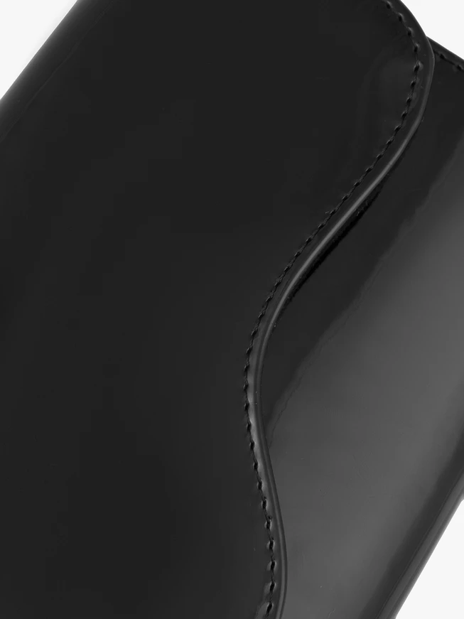 Schwarz lackierte Handtasche mit Kette