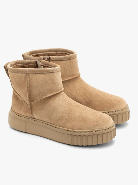 Light brown women’s snow boots