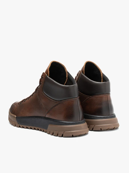Braune Sportstiefel
