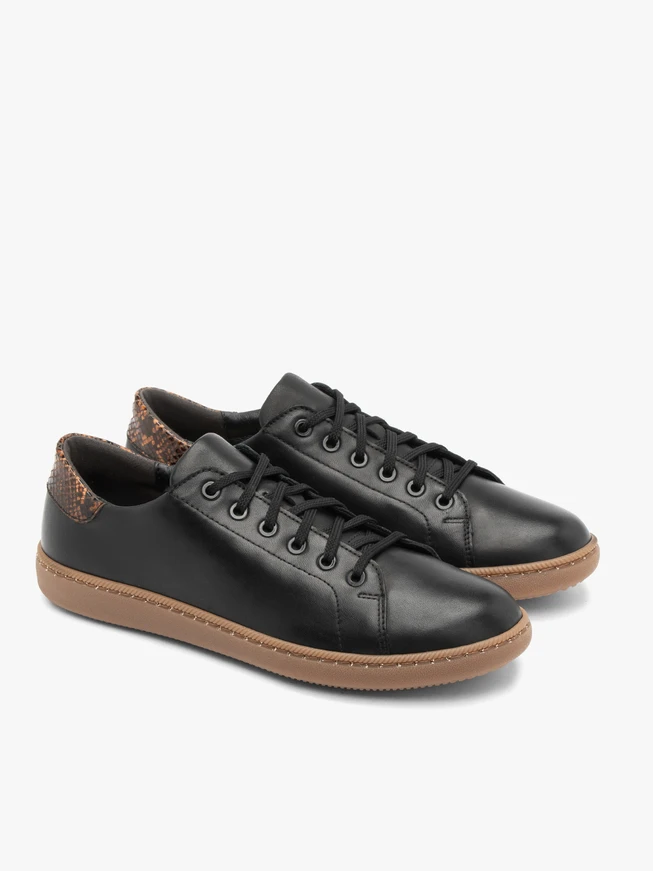 Schwarze Sportschuhe zum Schnüren