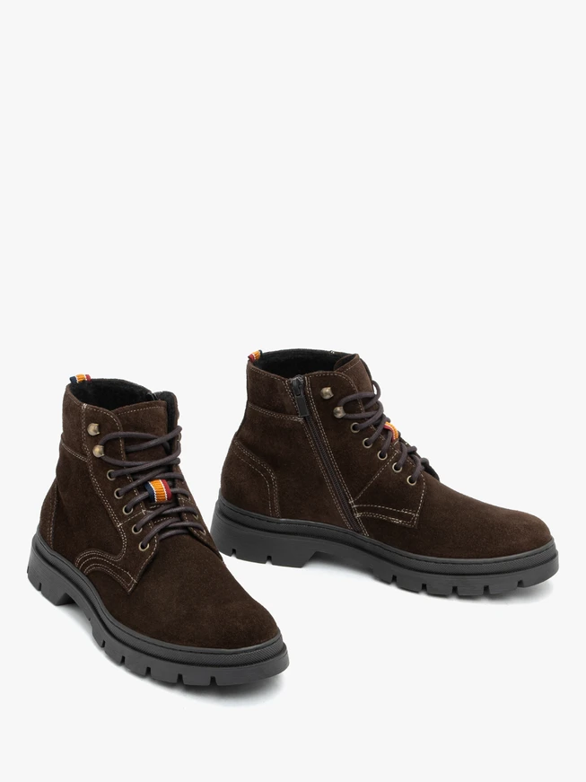 Men’s dark brown boots