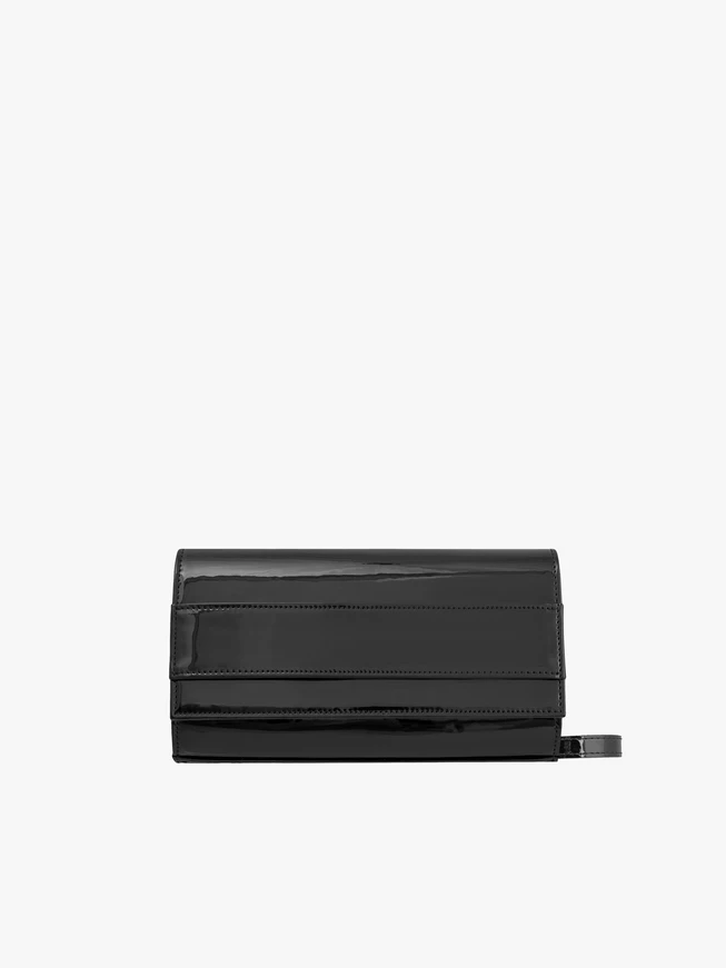 Schwarz lackierte Clutch-Tasche mit Kette