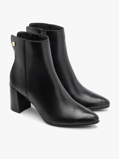 Schwarze Stiefel mit Absatz aus genarbtem Leder