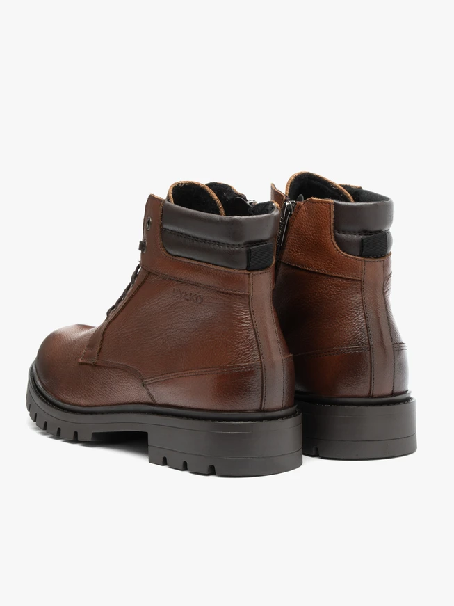 Braune isolierte Stiefel