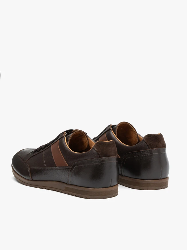 Braune Sporthalbschuhe