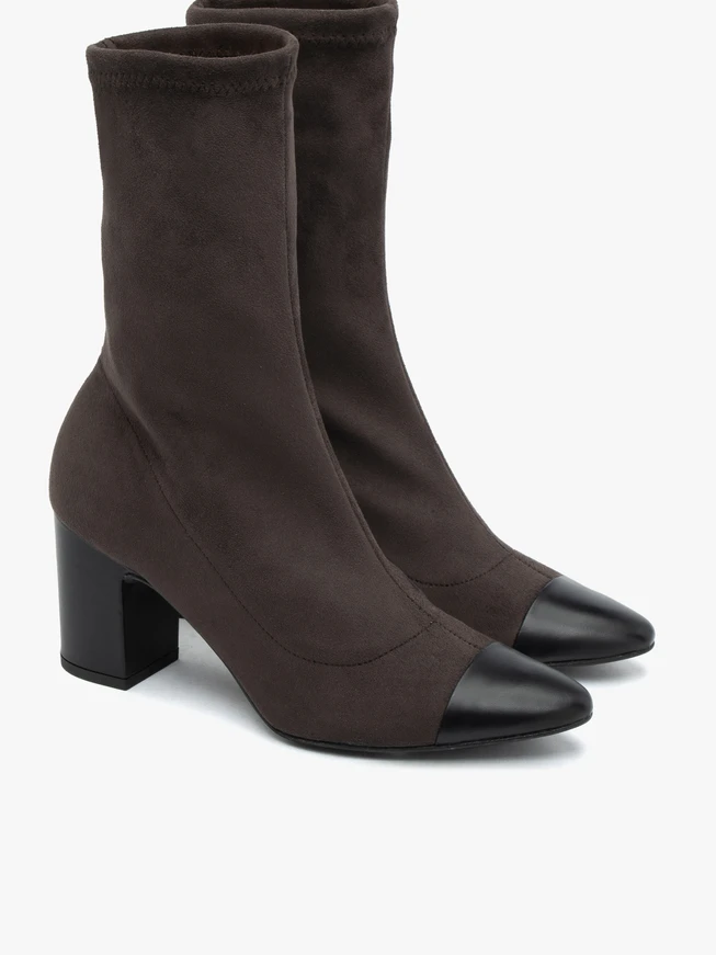 Braune Stiefel mit elastischen Sohlen und schwarzer Zehenkappe