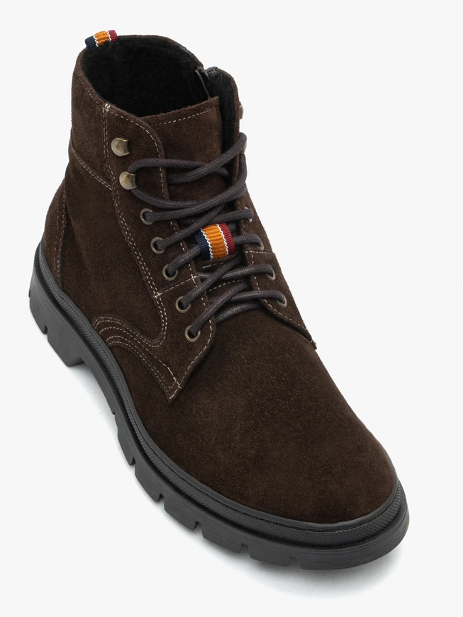 Men’s dark brown boots