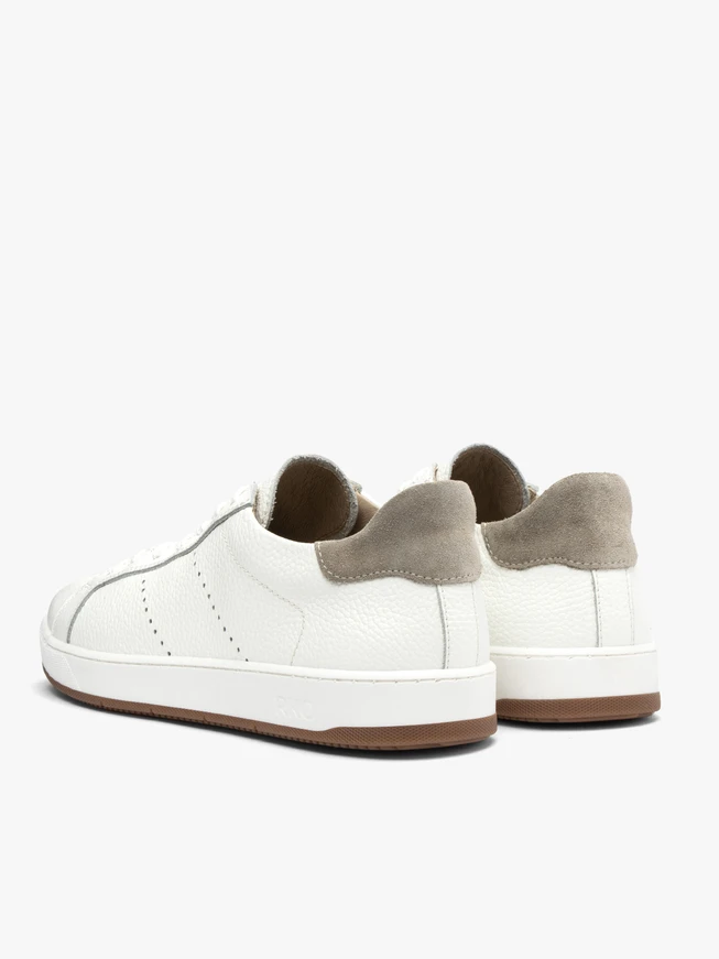 White sporty shoes with two-tone sole
