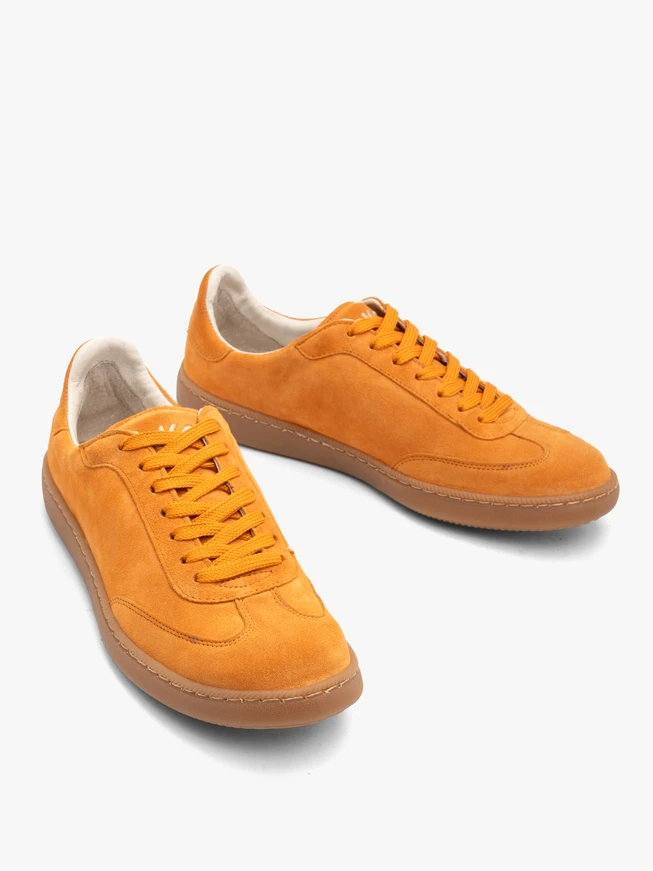 Orangefarbene Veloursleder-Sporthalbschuhe
