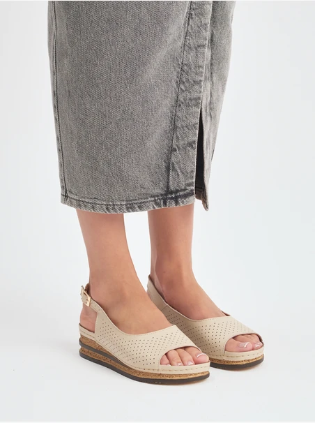 Cremefarbene Damen Plateausandalen