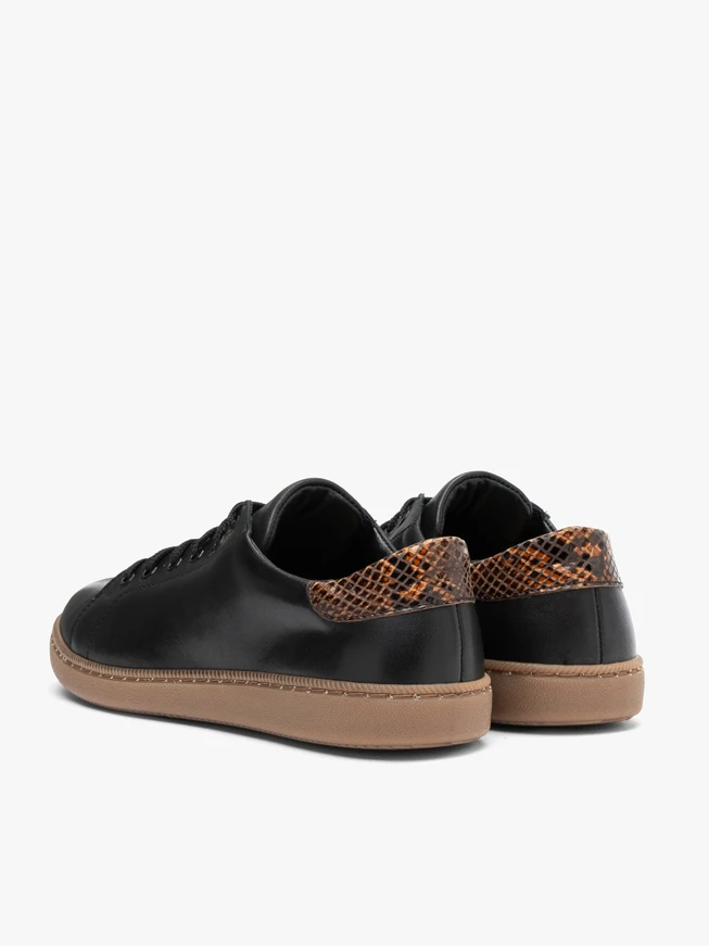 Schwarze Sportschuhe zum Schnüren