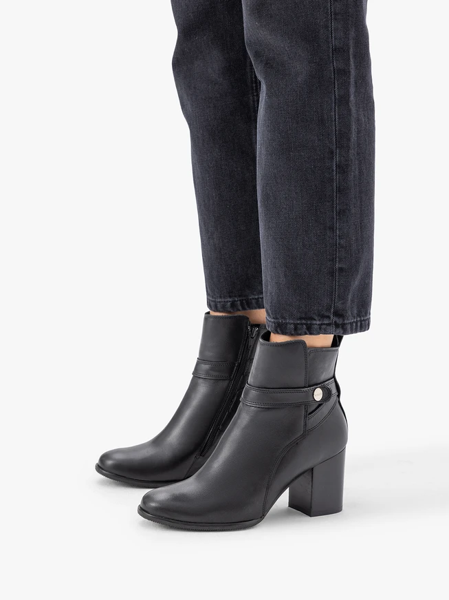 Schwarze Stiletto-Stiefel mit Riemen