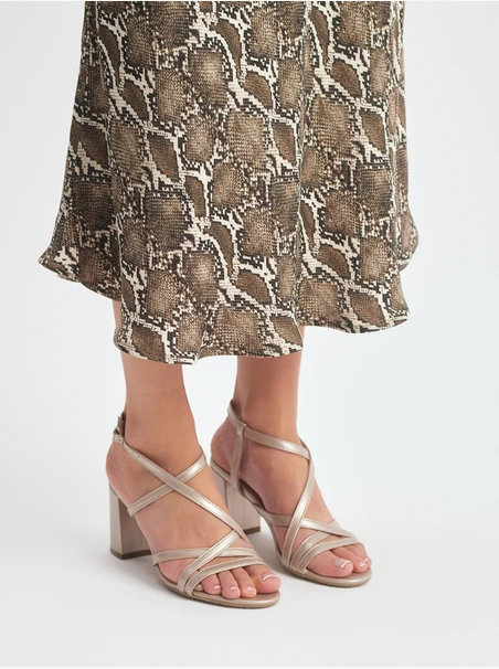 Damen-Sandalen aus Platin mit kräftigem Absatz
