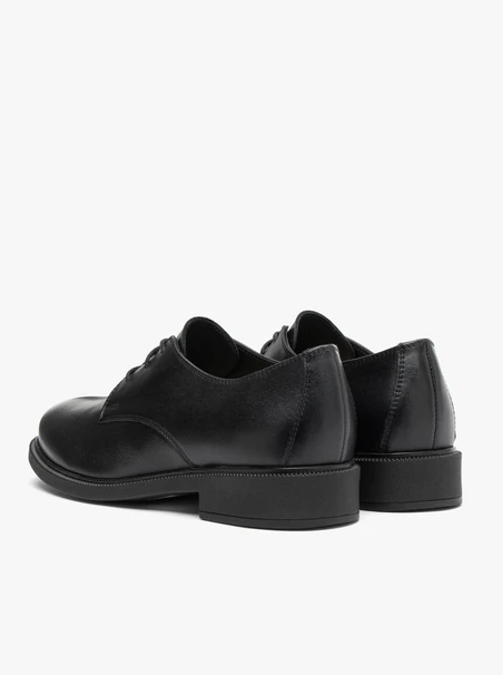 Klassische schwarze Halbschuhe