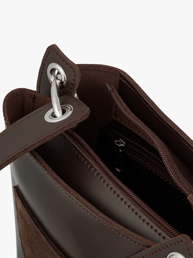 Dunkelbraune mittelgroße Tasche