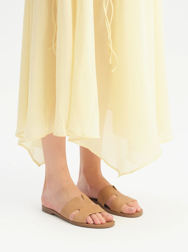 Beigefarbene Damen-Flip-Flops mit Aussparungen