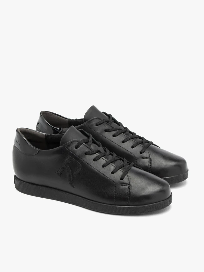 Schwarze Turnschuhe aus genarbtem Leder