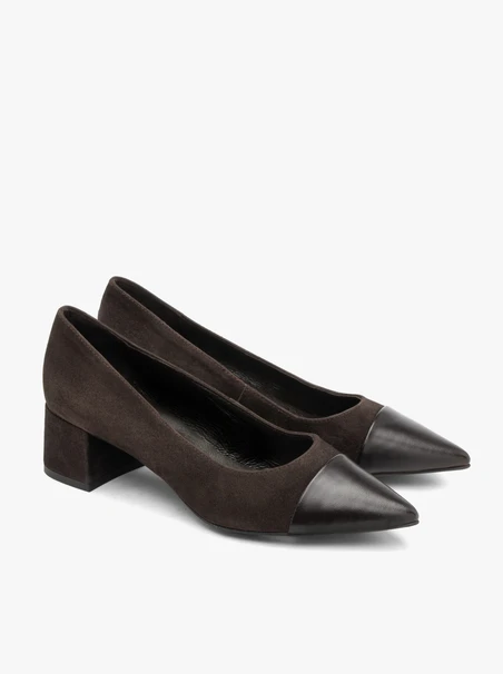 Velours-Pumps in Schokolade