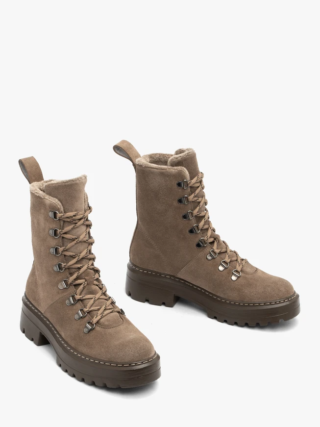 Graue Velours-Schneestiefel