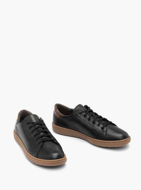 Schwarze Sportschuhe zum Schnüren