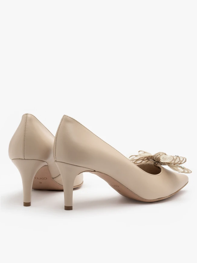 Beige pumps with detachable bow