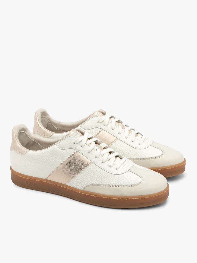 Cremefarbene Sporthalbschuhe mit Platinverzierung