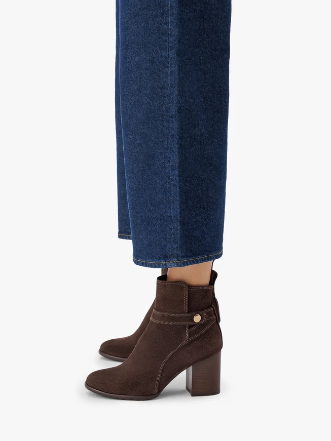 Braune Veloursstiefel mit Stilettoabsatz