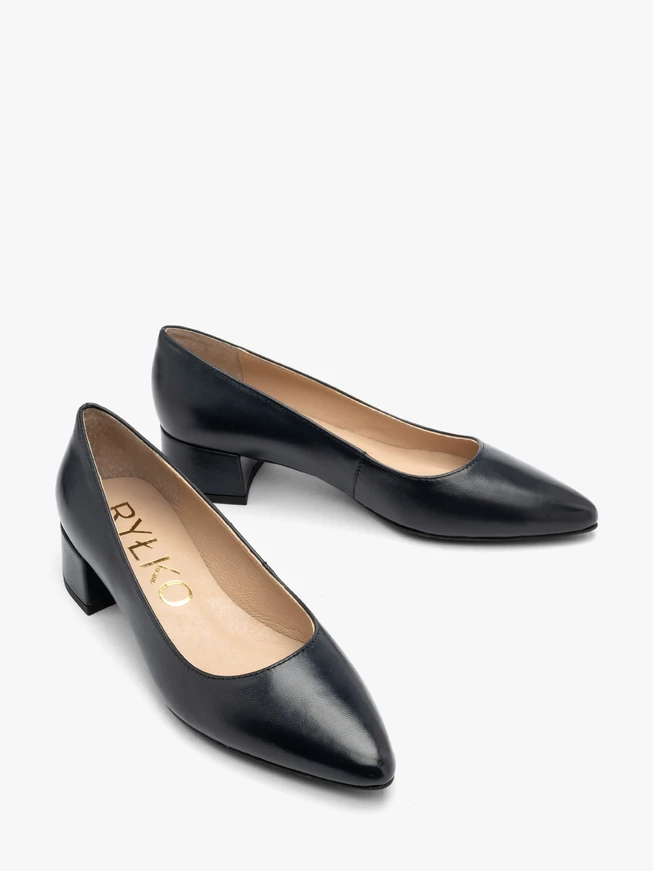 Marineblaue niedrighackige Pumps