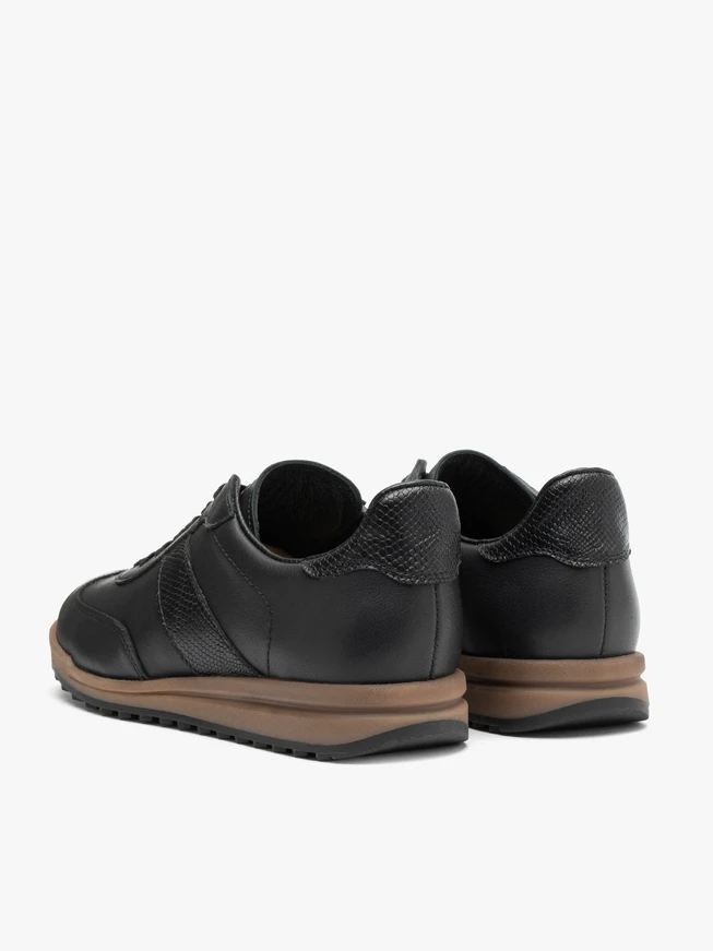 Schwarze Sporthalbschuhe