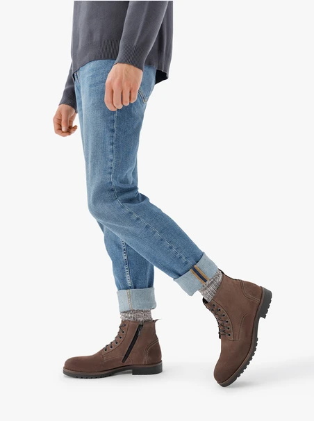 Isolierte braune Schafsfellstiefel