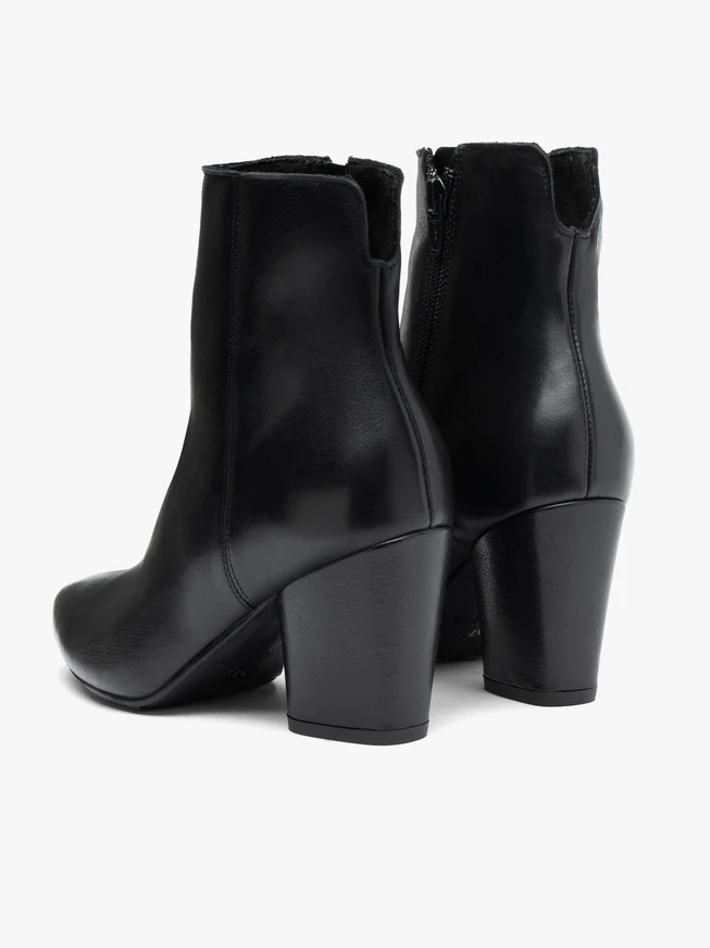 Schwarze Stiefel mit Absatz aus genarbtem Leder