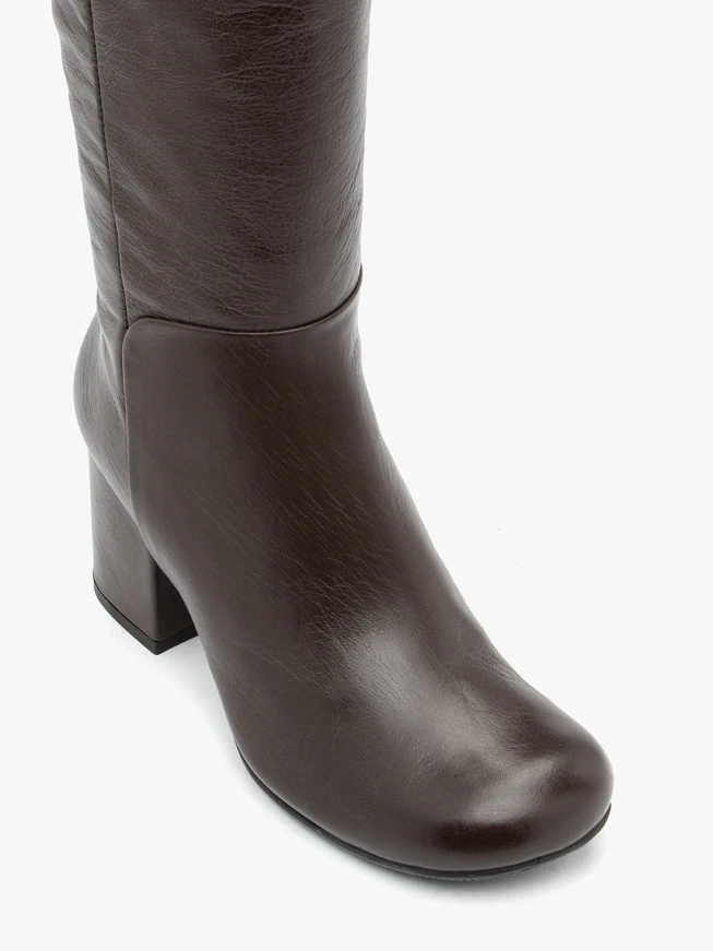 Dunkelbraune genarbte Lederstiefel