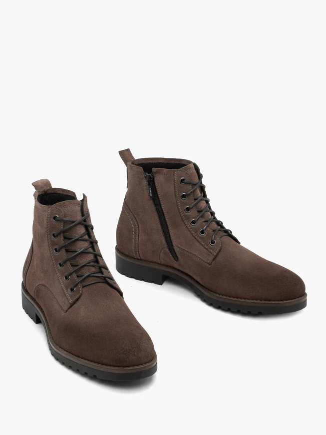 Isolierte braune Schafsfellstiefel