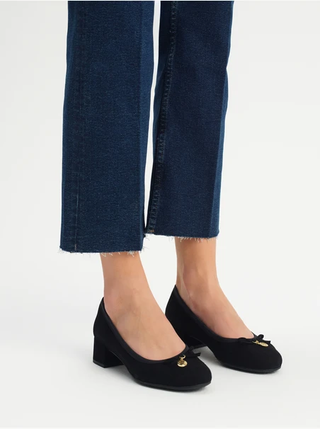 Pumps mit niedrigem Absatz aus Veloursleder