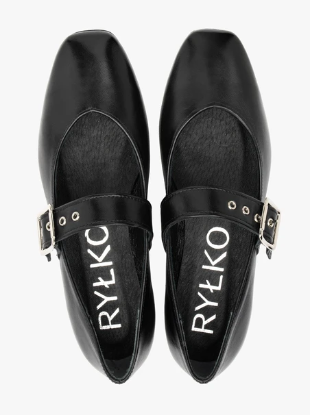 Schwarze Ballerinas mit silberner Schnalle