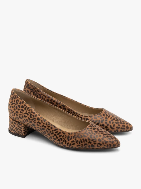 Panther-Pumps mit niedrigen Absätzen