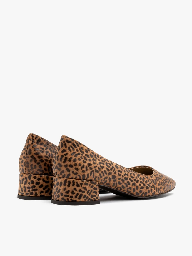 Leopard-print low-heel pumps